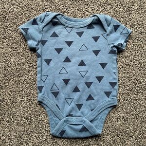 Emily & Oliver Blue Triangle Print Short Sleeve Onesie, Size 0-3 Months